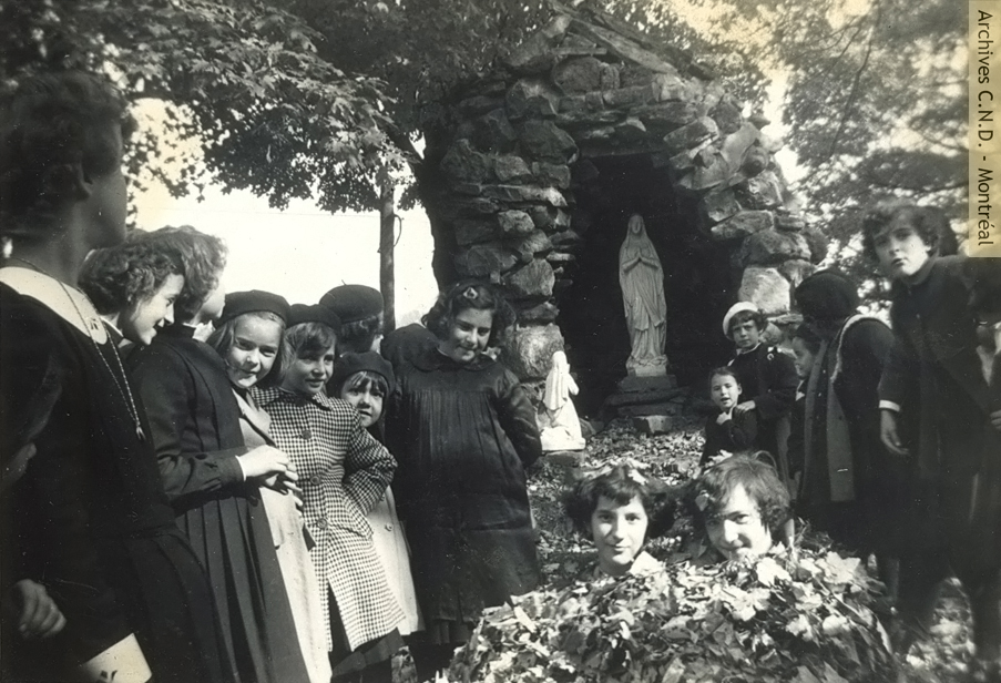 Groupe d'élèves devant la grotte de Lourdes du pensionnat