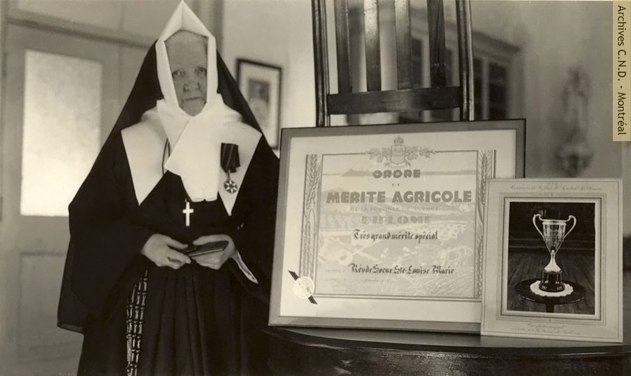 Sœur Sainte-Louise-Marie (Marie-Apolline McKenzie) et la médaille de commandeur du mérite agricole