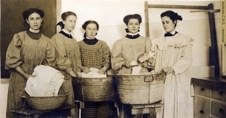 Estudiantes en el lavadero de la Escuela normal clásico-doméstica