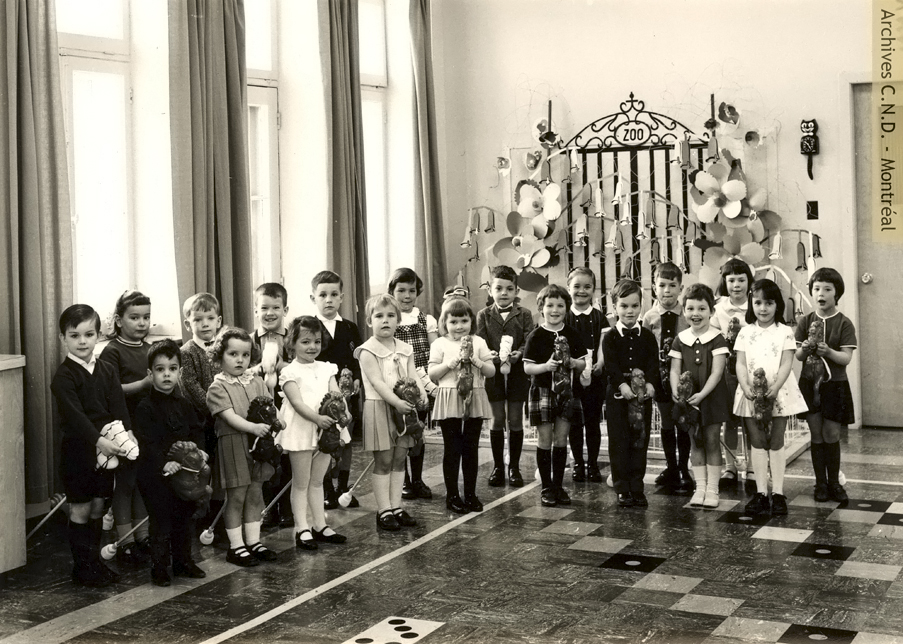 Grupos de niños de 3 años y medio y de 4 años en el Colegio Mont Notre-Dame