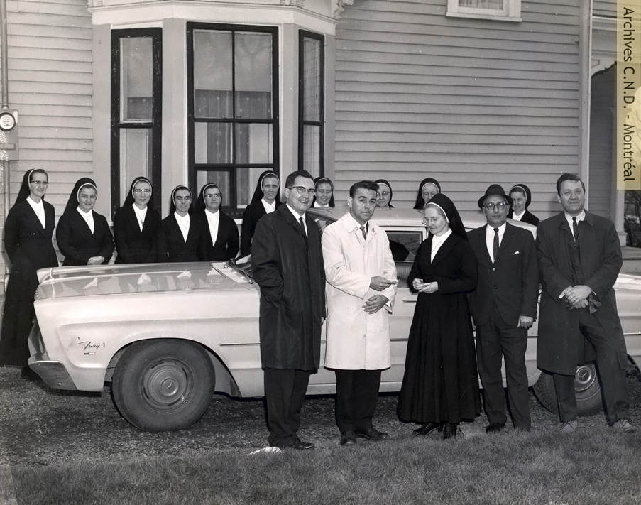 Première voiture des sœurs du couvent Holy Name offerte par les membres de la paroisse