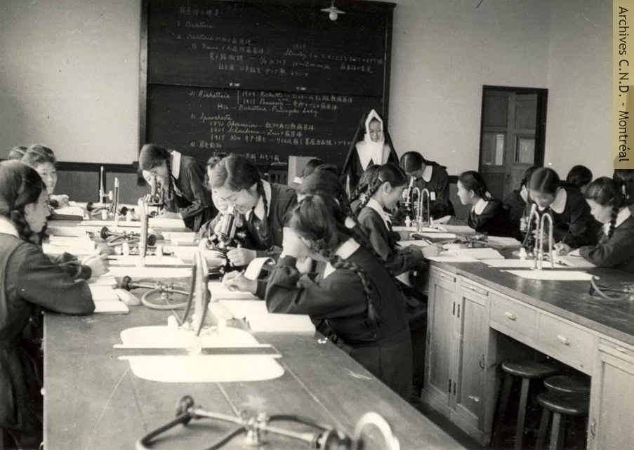Cours dans le laboratoire de sciences avec sœur Sainte-Marie-Damase (Marie-Laura-Émérence Gauthier-Landreville)
