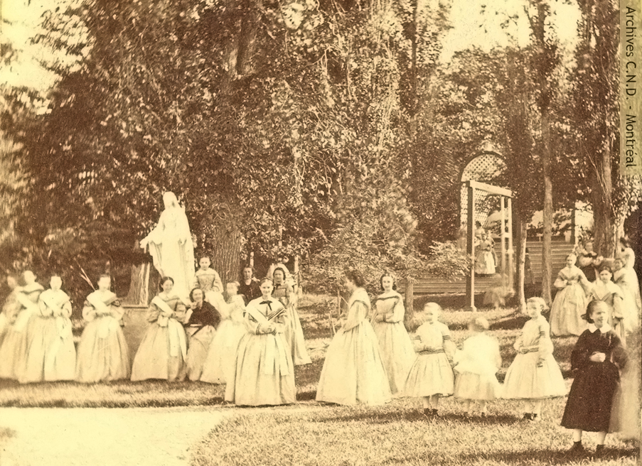 Fotografía sacada de un estereograma representando a las alumnas del Internado Villa María en la terraza