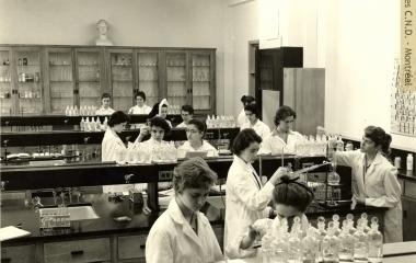 Estudiantes en el laboratorio de química del Colegio Marguerite-Bourgeoys
