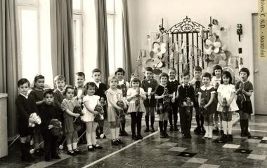 Groupe d'enfants de 3 ans et demi et de 4 ans au collège Mont Notre-Dame