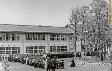 Estudiantes y hermanas en frente de l'École Meiji Gakuen (también llamada École Notre-Dame-de-Bon-Secours)