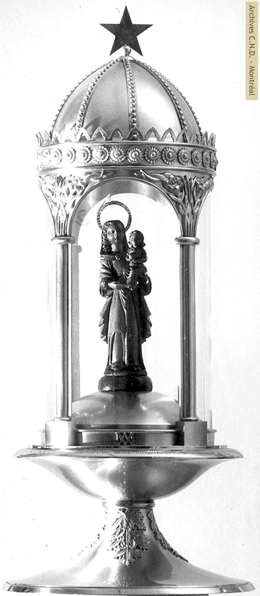 Estatuilla de la Virgen al Niño en la Capilla Notre-Dame-de-Bon-Secours