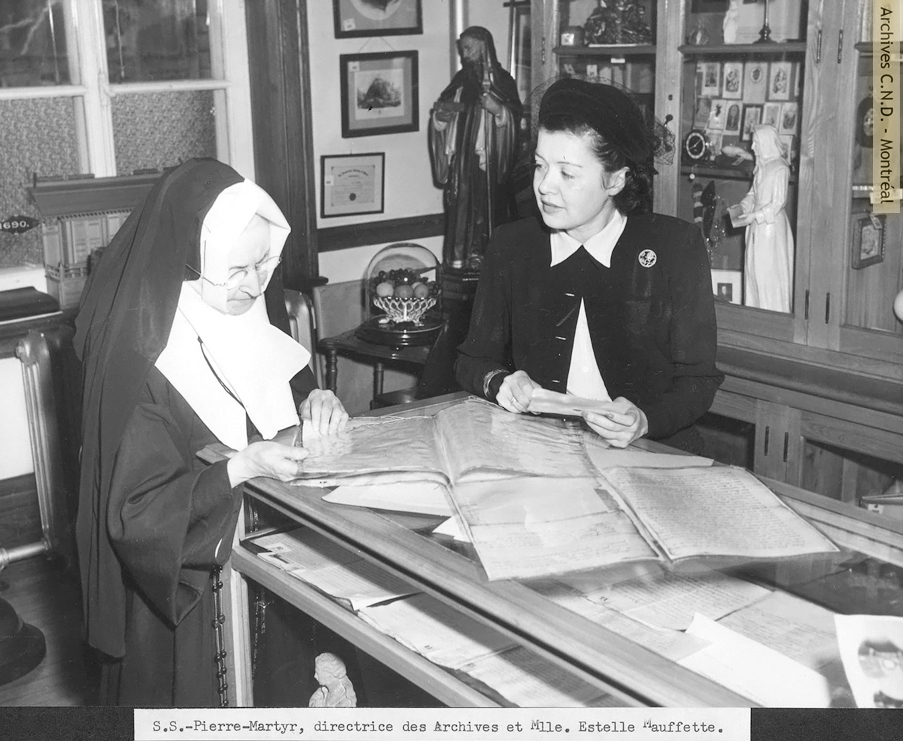 Sœur Saint-Pierre-Martyr (Marie-Anne-Aldegonde Desjardins), directrice des archives, en compagnie de l'actrice Estelle Mauffette