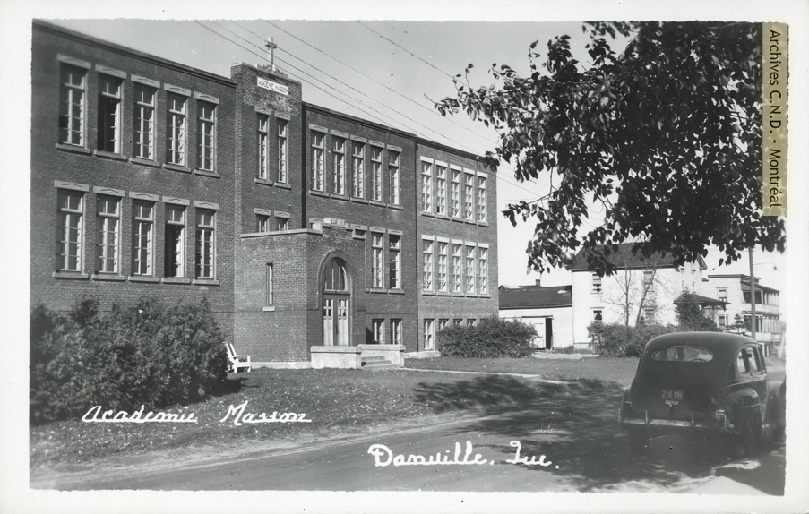 Vue extérieure - ÉÉcole Notre-Dame-des-Écoles / École Notre-Dame-de-Lourdes / Académie Masson