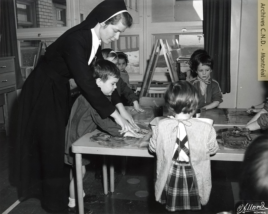 Sœur Louise Bouffard (Sainte-Louise-Marie) avec des enfants à l'Institut pédagogique