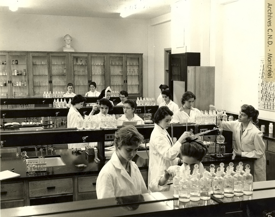 Estudiantes en el laboratorio de química del Colegio Marguerite-Bourgeoys