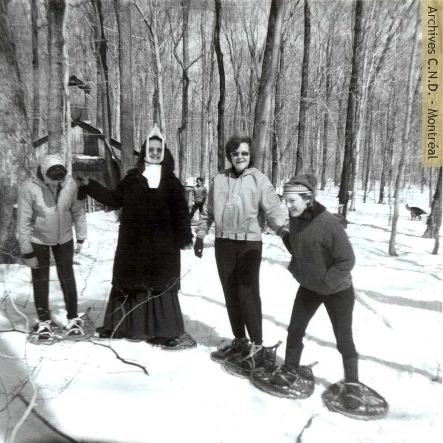 Students from École normale Notre-Dame-de-Québec snowshoeing at the sugar shack