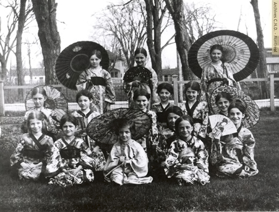 Alumnas del Convento en kimono después de la ejecución de un canto durante la visita de una misionera de la Congrégation-de-Notre-Dame trabajando en Japón