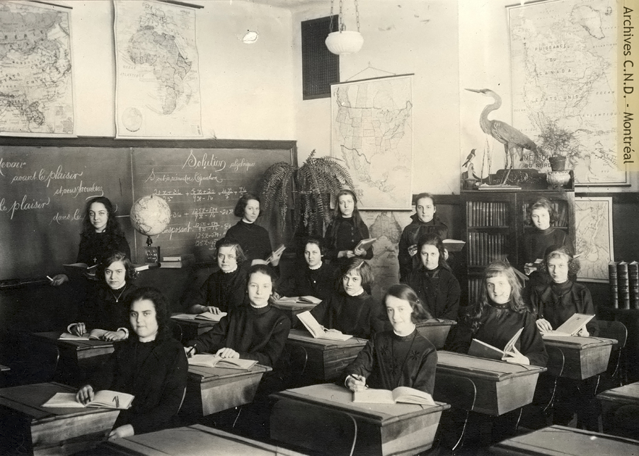 Alumnas en una clase de la Escuela Marguerite-Lemoyne