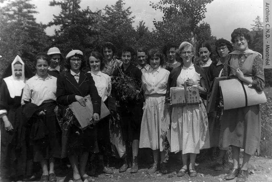 Recolección de plantas para la confección de herbarios por el Círculo de jóvenes naturalistas Marguerite-de-Troyes en la Escuela Normal Marguerite-Bourgeoys