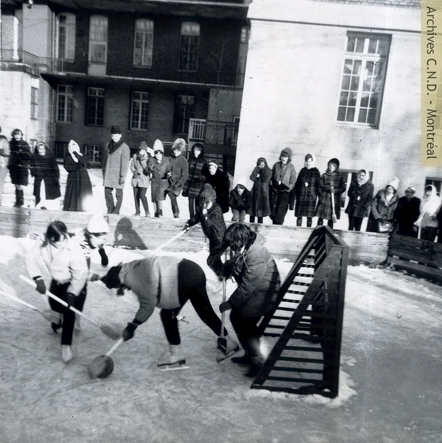 Partido de balón-escoba en la Escuela normal Marguerite-Bourgeoys