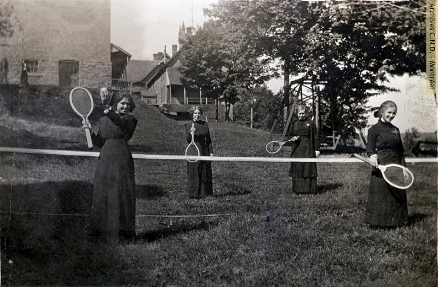 Estudiantes del Colegio Mont Notre-Dame jugando tenis
