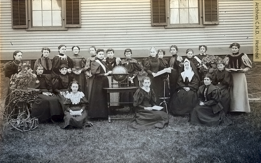 Students of the first class held at the Villa Barlow Convent with Sister Sainte-Lucille (Marie-Aurélie McMullin)