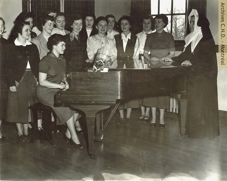 Groupe d'étudiantes au piano au Saint Paschal Baylon Convent