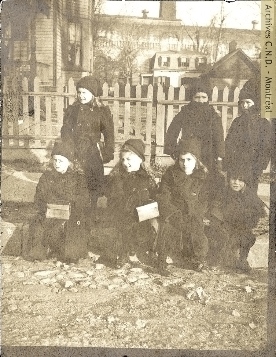 First students of académie Notre-Dame-du-Saint-Sacrement