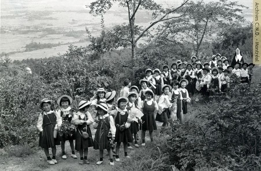 Grupos de alumnas durante una salida escolar