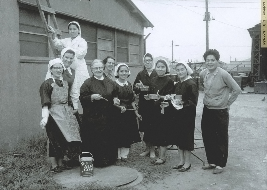 El Pastor Takahashi, Hermana Saint-Jean-de-la-Lande (Adéline Langlois) y unas novicias trabajando en el barrio desfavorecido «Pueblo de Hormiguas»