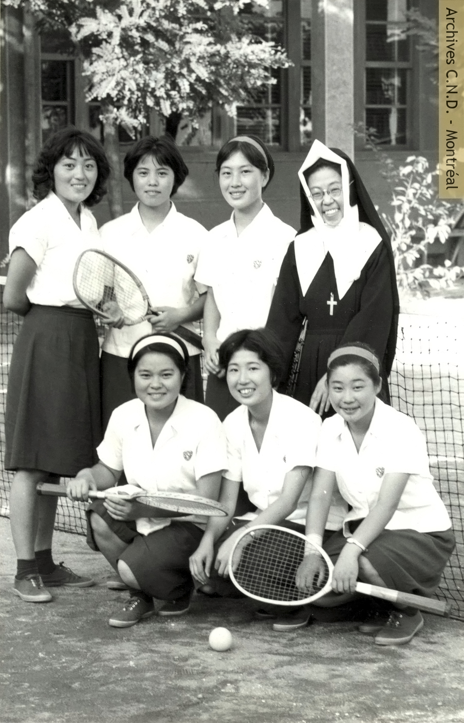 Hermana Sainte-Maria-Rosarii (Agatha Kétake Nakajima) y unas alumnas de su clase en el Tenis de la Sakura no Seibo High School (Escuela segundaria Nuestra-Señora-de-los-Cerezos)