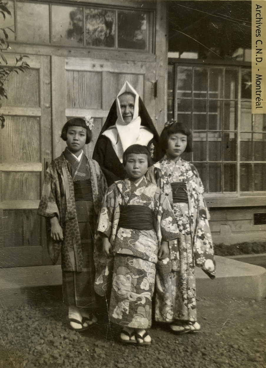 Sister Saint-Gilbert (Rollande Dufresne) and three students wearing their festive kimonos