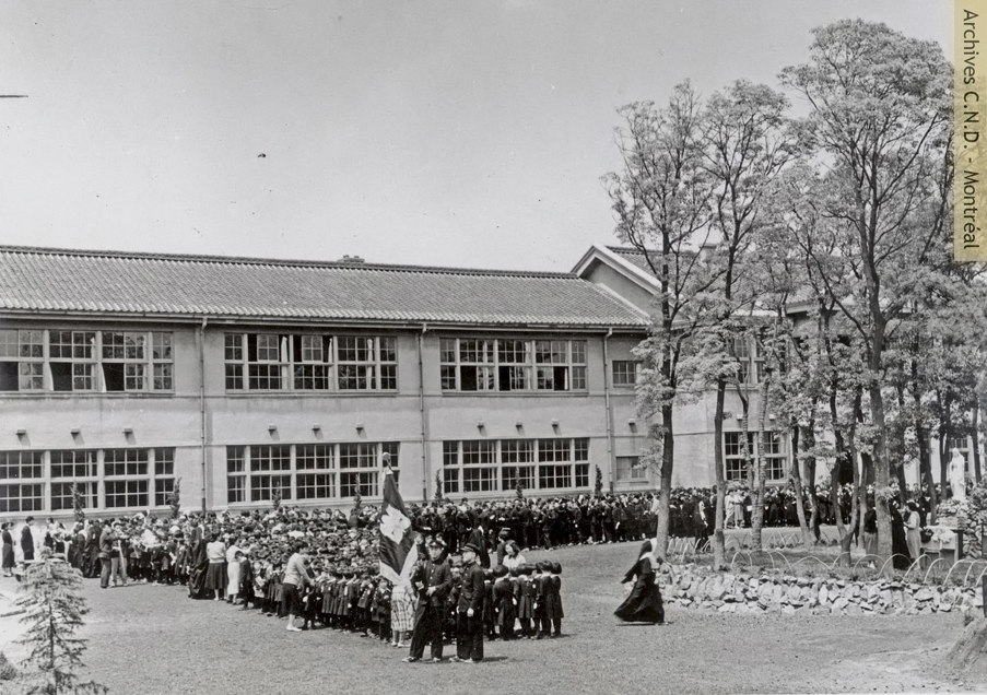 Élèves et religieuses devant l'École Meiji Gakuen (dite aussi École Notre-Dame-de-Bon-Secours)