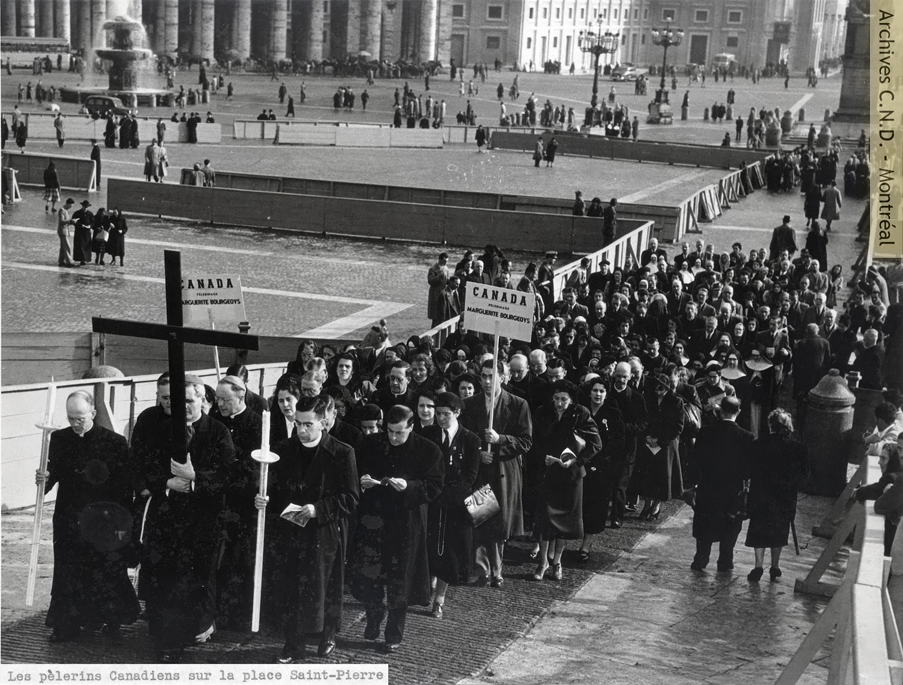 Peregrinos canadienses en la Plaza Saint-Pierre al momento de la Ceremonia de Beatificación de Marguerite Bourgeoys