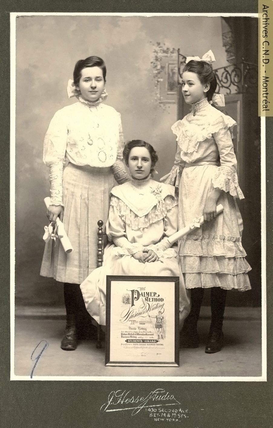 Margaret Brennan, Annie Young y Helen Gaggins : primeras alumnas que acaban el curso realizado según el método pedagógico Palmer en Saint Jean Baptiste School