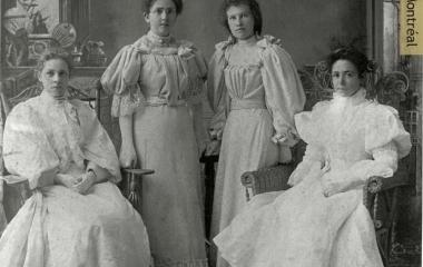 マウント・セントバーナード・カレッジで文学士号過程を修了した最初の女性たち