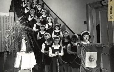 Procession de l'Enfant-Jésus dans les escaliers de la Saint Ann Academy