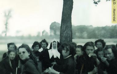 Pique-nique des élèves du pensionnat avec sœur Saint-Jacques-de-Jésus (Emma Gauthier)