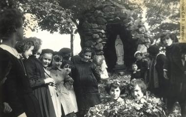 Groupe d'élèves devant la grotte de Lourdes du pensionnat