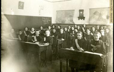 Second class of French-speaking students at the convent of the Congrégation de Notre-Dame / Pensionnat Notre-Dame-du-Rosaire