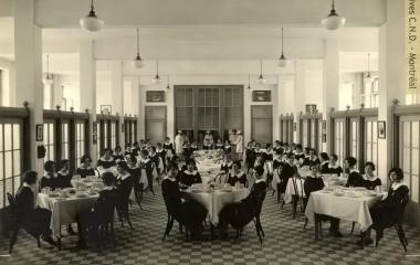 Students in the cafeteria at collège Marguerite-Bourgeoys