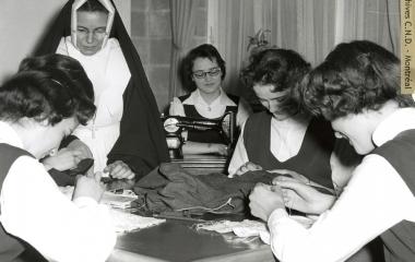 Cours de couture avec sœur Sainte-Yvonne-des-Anges (Yvonne Paquet) à l'école Notre-Dame