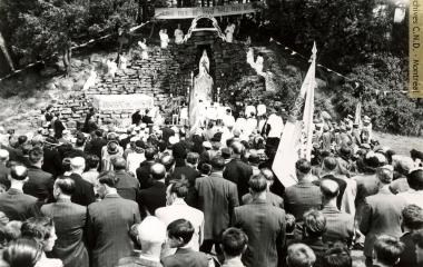 Procesión de la Fiesta de Corpus Christi en la gruta de Lourdes del Convento