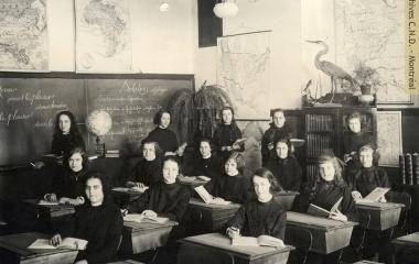 Élèves dans une classe de l'école Marguerite-Lemoyne