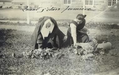Une religieuse et son élève nourrissant des poules et des poussins à la ferme de l'École normale classico-ménagère
