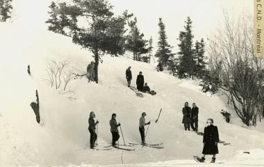 Étudiantes de l'École normale classico-ménagère en séance de sports d'hiver
