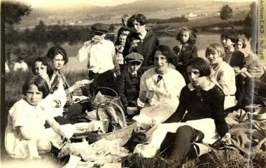 Student picnic at école Sainte-Anne near the Magog river