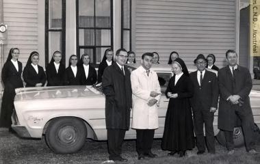 Primer vehículo de las hermanas del Convento Holy Name ofrecido por los miembros de la Parroquia