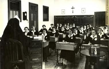 Alumnas de la clase de francés en el Internado Villa María