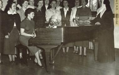 Groupe d'étudiantes au piano au Saint Paschal Baylon Convent