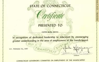 Certificado entregado a Hermana Maura Nestor (Saint Maura Regina) en agradecimiento por su liderazgo en materia de educación a favor de las personas minusválidas