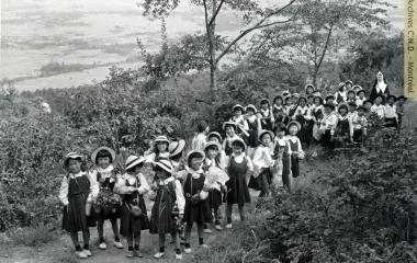 Grupos de alumnas durante una salida escolar