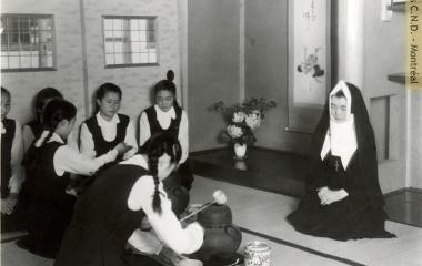 シスター・マリア・ジェルマーナ（穴沢政子）と茶道を楽しむ生徒たち、北九州市の学校で