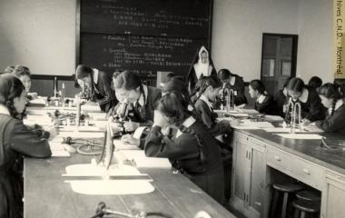 Cours dans le laboratoire de sciences avec sœur Sainte-Marie-Damase (Marie-Laura-Émérence Gauthier-Landreville)